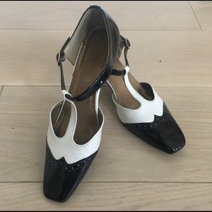 California MAGDESIANS wing tip t-strap shoes